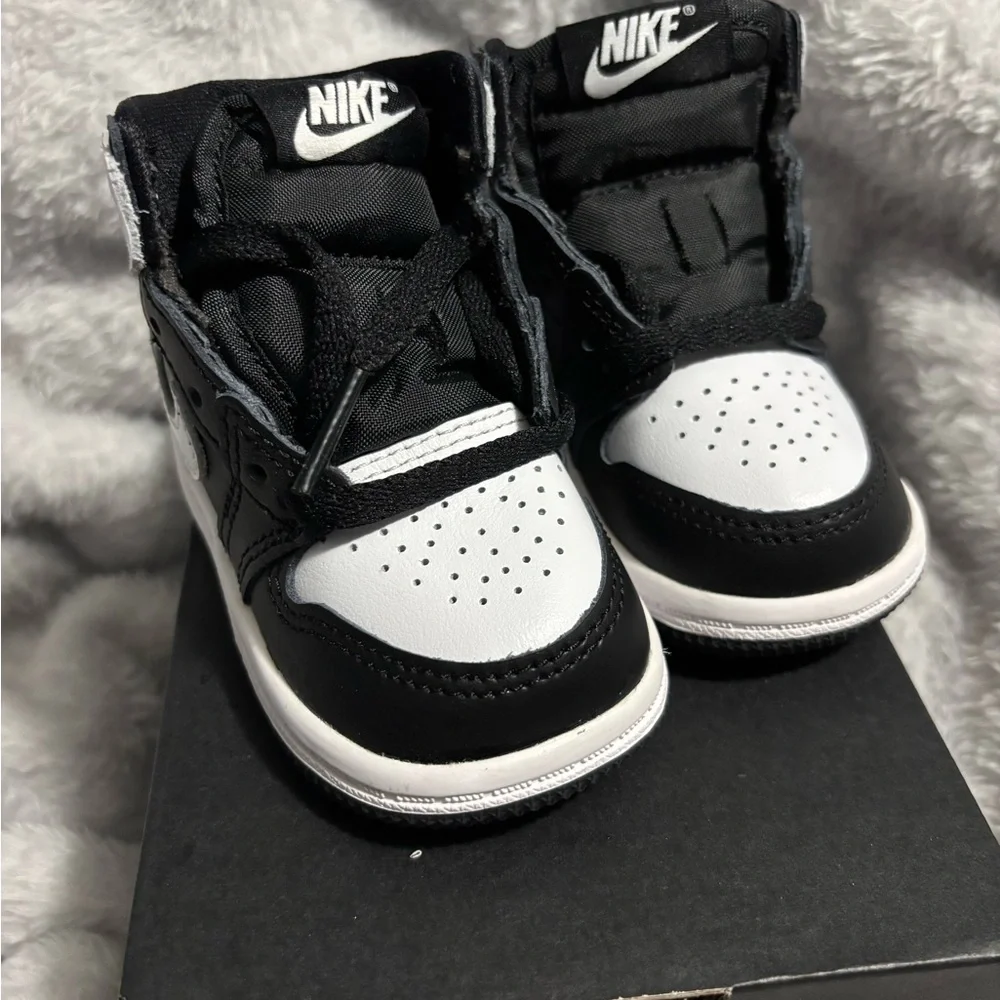 Nike Toddlers Black and White Jordan 1 Retro High OG - Picture 4 of 6